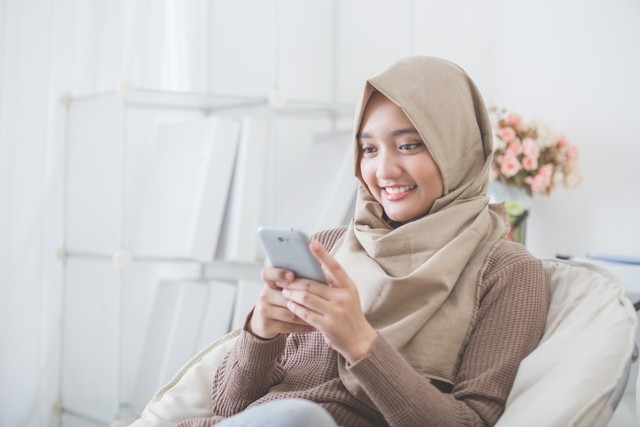 Berselancar internet dengan smartphone. Foto: Shutterstock