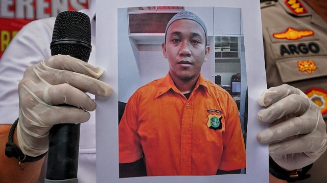Polisi menunjukan foto pelaku yang mengancam memenggal Presiden Joko Widodo di Polda Metro Jaya. Foto: Jamal Ramadhan/kumparan