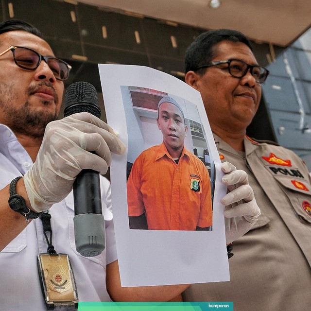 Polisi menunjukan foto pelaku yang mengancam memenggal Presiden Joko Widodo di Polda Metro Jaya. Foto: Jamal Ramadhan/kumparan