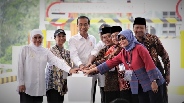 Presiden Joko Widodo (tengah) resmikan Tol Pandaan-Malang. Foto: Dok. Jasa Marga
