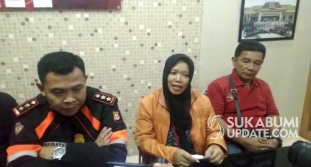 Agnes Kusuma Handari (tengah) saat mengklarifikasi kejadian yang dialaminya di Mapolres Sukabumi Kota, Minggu (12/5/2019) malam. Agnes dituduh sebagai perekam video pria ancam penggal Jokowi. | Sumber Foto:CRP 1