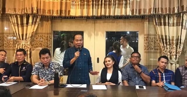 Ketua DPW Partai Nasdem Sulawesi Utara, Max Lomban didampingi para pengurus partai se Sulawesi Utara, berbicara mengenai pentingnya kebersamaan dalam bernegara.