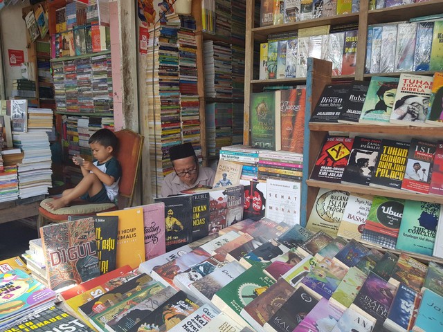 Stand buku di Kampung Ilmu Surabaya. Foto : Windy Goestiana/Basra