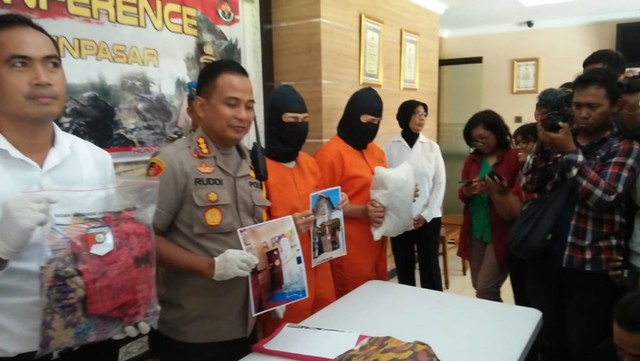 Kapolresta Denpasar Kombes Pol Ruddi Setiawan tunjukkan pelaku dan barang bukti (kanalbali/KAD)