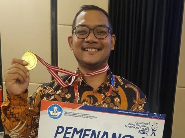 Kisah Pak Guru Riski Menangkan Olimpiade Guru Nasional Berkat Doa Ibu Kumparan Com
