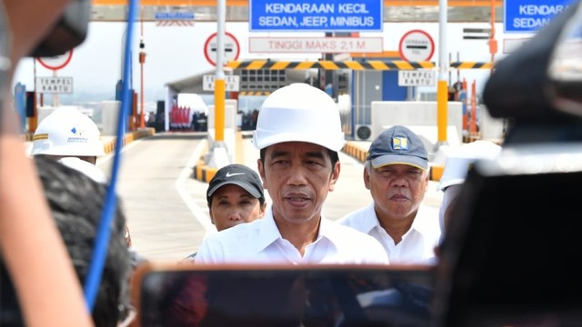 Presiden Joko Widodo saat meresmikan pengoperasian tiga seksi ruas Tol Pandaan-Malang, Jawa Timur di Gerbang Tol Singosari, Kabupaten Malang. Foto: Biro Pers Sekretariat Presiden/Laily Rachev