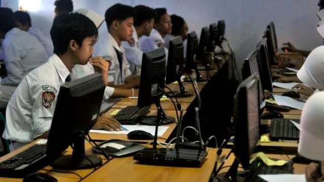 Siswa sedang mengerjakan soal di komputer. Foto: kumparan.