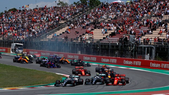Urutan pebalap sesaat setelah start GP Spanyol 2019. Foto: REUTERS/Albert Gea
