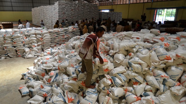 Satgas Pangan Aceh dan Tim Pengendalian Inflasi Daerah (TPID) memeriksa persediaan beras di gudang Perum Bulog Divre Lambaro. Foto: ANTARA FOTO/Ampelsa