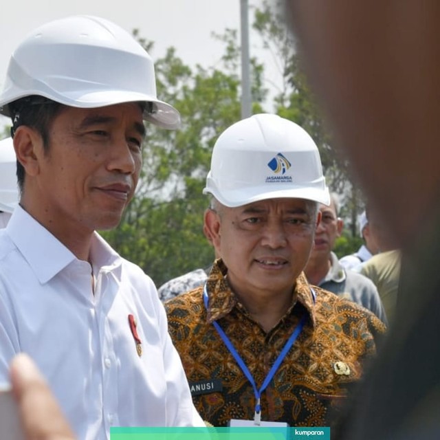 Presiden Jokowi (tengah) saat meresmikan Tol Pandaan-Malang. Foto: Dok.  Laily Rachev - Biro Pers Sekretariat Presiden