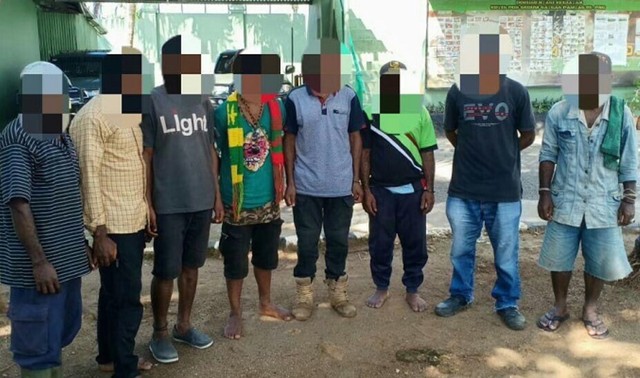 7 anggota organisasi Tentara Revolusi West Papua dan 1 berpangkat mayor jenderal ditangkap Satgas Pamtas Yonif PR 328/DGH. (Dok: Satgas Pamtas Yonif PR328/DGH) 