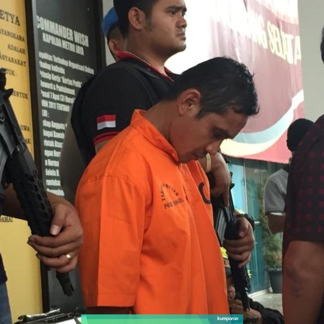 Anggota polisi menunjukkan tersangka di Polres Tangerang Selatan. Foto: Andesta Herli Wijaya/kumparan