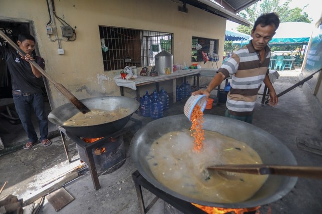 Memasak kanji rumbi di Masjid Beurawe, Banda Aceh. Foto: Suparta/acehkini
