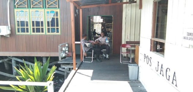 Aparat keamanan masih menjaga kantor penyelenggara pemilu di Kabupaten Asmat. 