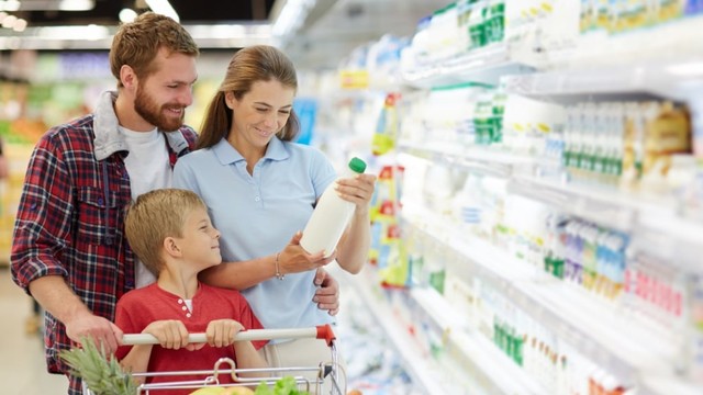 ilustrasi keluarga di supermarket