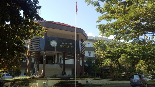 Gedung Rektorat Universitas Khairun (Unkhair) Ternate. Foto: Rajif Duchlun/cermat