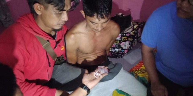 Dedy Irawan beserta barang bukti saat diamankan anggota Satres Narkoba Polres Kobar (Foto: Satres Narkoba Polres Kobar).