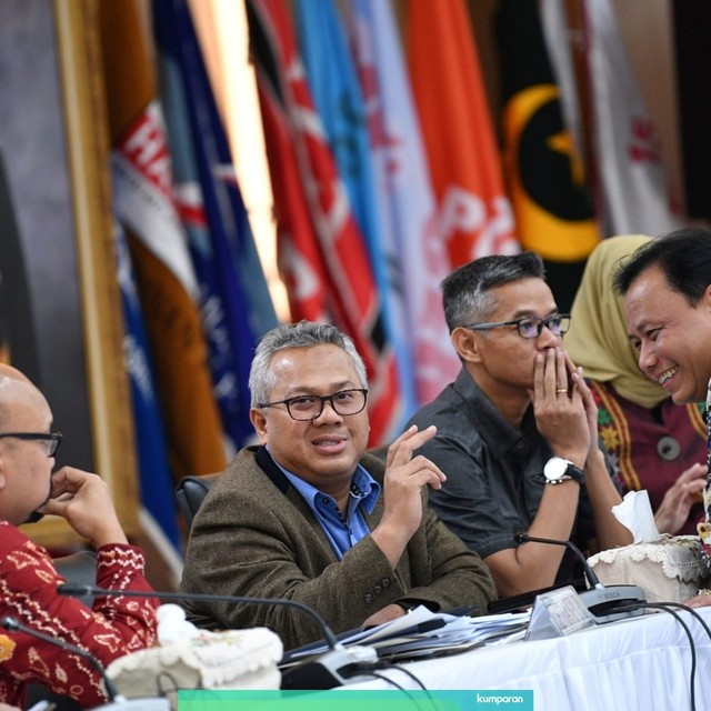 Ketua KPU Arief Budiman (kedua kiri) berbincang dengan Ketua Bawaslu Abhan (kanan). Foto: ANTARA FOTO/Sigid Kurniawan