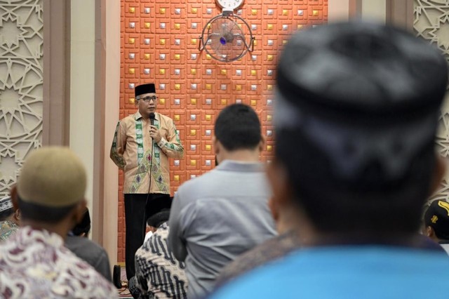 Plt Gubernur Aceh Nova Iriansyah seusai melaksanakan salat Isya dan Tarawih di Masjid Agung Kota Subulussalam, Aceh, Senin malam (13/5). Foto: Dok. Humas Aceh