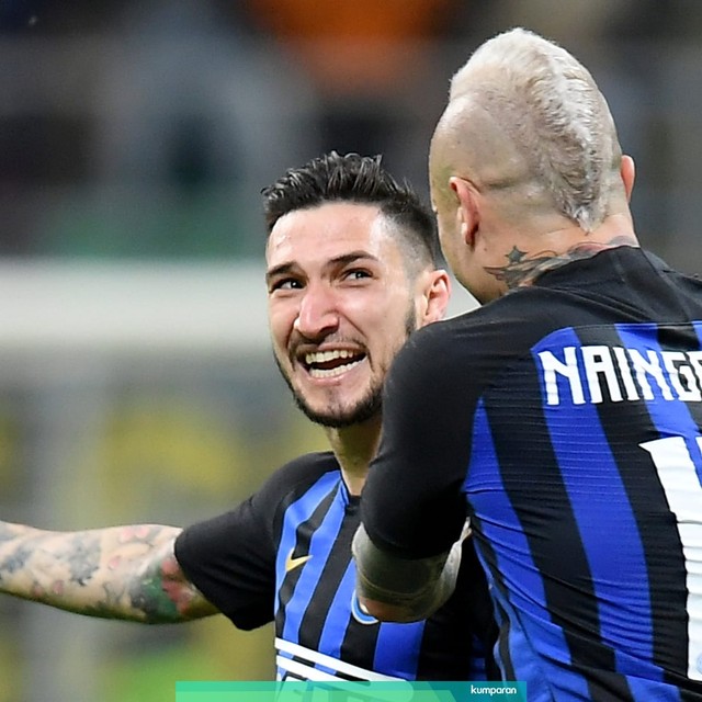 Matteo Politano melakukan selebrasi setelah mencetak gol dalam laga Inter Milan vs Chievo Verona. Foto: Daniel Mascolo/Reuters