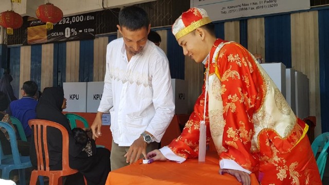 Pemilh menggunakan hak pilihnya di TPS 02 Belakang Pondok Kecamatan Padang Selatan, Kota Padang, Rabu (17/4). (Irwandai/Langkan.id)