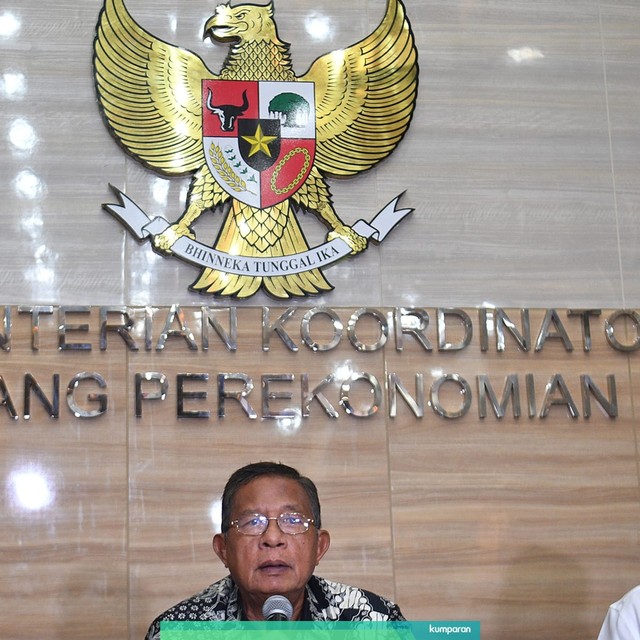 Menko Perekonomian Darmin Nasution (tengah) didampingi Menteri Perhubungan Budi Karya Sumadi (kanan)  memberikan keterangan pers tentang tarif batas atas tiket pesawat. Foto: ANTARA FOTO/Sigid Kurniawan