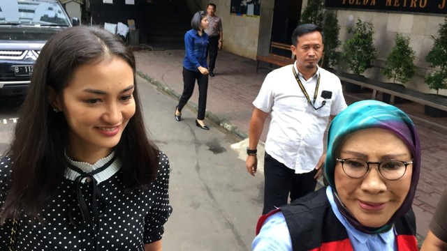 Ratna Sarumpaet dan Atiqah Hasiholan di Polda Metro Jaya, Selasa (14/5). Foto: Fachrul Irwinsyah/kumparan