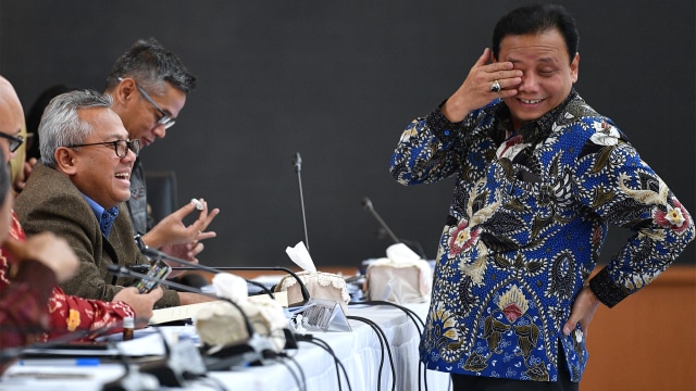 Ketua KPU Arief Budiman (kedua kiri) berbincang dengan Ketua Bawaslu Abhan (kanan) di sela Rapat Pleno Rekapitulasi Hasil Penghitungan dan Perolehan Suara Tingkat Nasional. Foto: ANTARA FOTO/Sigid Kurniawan