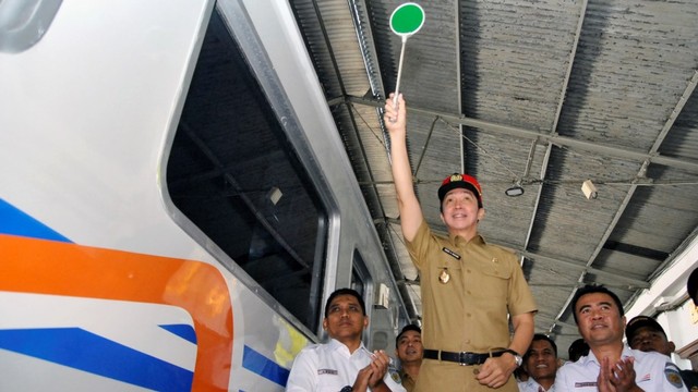 Wakil Wali Kota Bogor Dedie A. Rachim (tengah) bersama EVP Daop 1 Jakarta R. Dadan Rudiansyah (kanan) melepas keberangkatan KA Pangrango Tambahan relasi Bogor-Sukabumi di Stasiun Bogor, Jawa Barat, Selasa (14/5). Foto: ANTARA FOTO/Arif Firmansyah