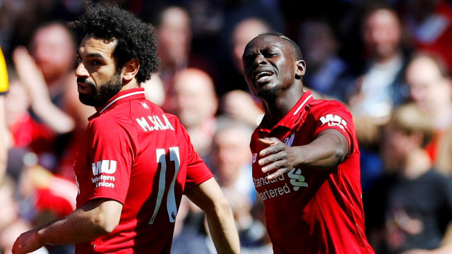 Mohamed Salah (kiri) dan Sadio Mane merayakan gol Liverpool saat menghadapi Wolverhampton Wanderers. Foto: Phil Noble/Reuters