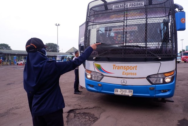 Penguji BPTD Wilayah 6 Provinsi Bengkulu Lampung saat melakukan ramp check salah satu bus Angkutan AKAP di Terminal Rajabasa, Senin (13/5) | Foto : Obbie Fernando/Lampung Geh