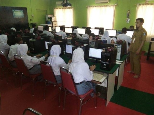 Ujian Nasional tingkat SMA sederajat di Kepri beberapa waktu lalu.