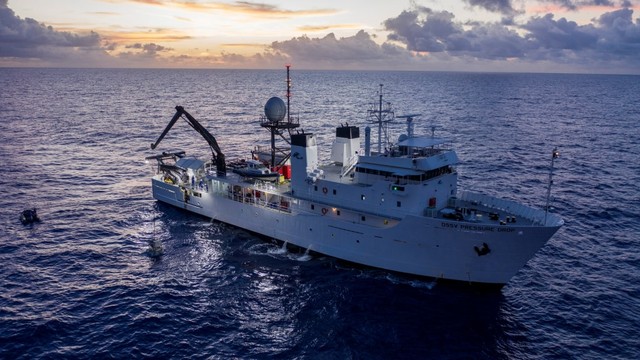 Kapal riset DSSV Pressure Drop di atas Palung Mariana Samudera Pasifik. Foto: Reuters