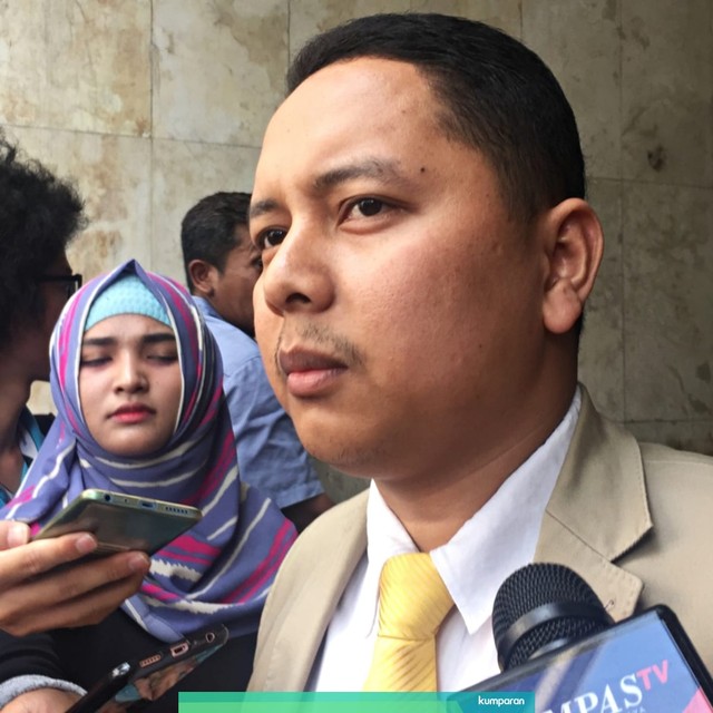 Kuasa hukum Eggi Sudjana, Pitra Romadoni memberikan keterangan kepada awak media di Polda Metro Jaya, Jakarta Selatan, Selasa (14/5). Foto: Fahcrul Irwinsyah/kumparan