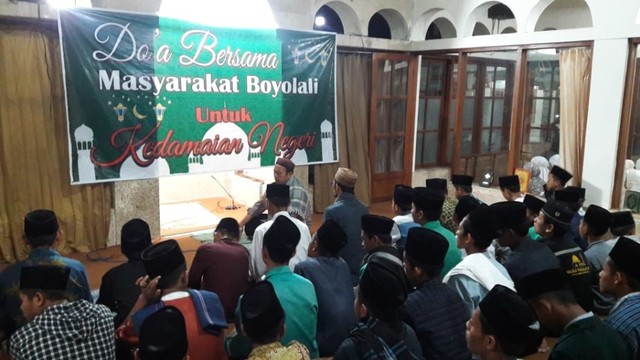 Doa bersama yang dilakukan jamaah Masjid Jami' Al Huda Kecamatan Cepogo, Boyolali, pada Senin (13/5/2019) malam. (Agung Santoso)