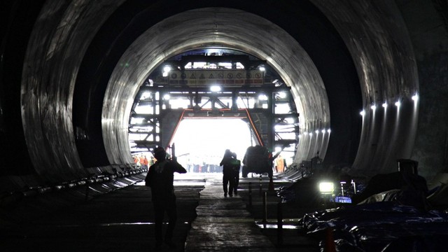 Suasana Tunnel Walini saat pengerjaan proyek Kereta Cepat Jakarta-Bandung di Kabupaten Bandung Barat, Jawa Barat, Selasa (14/5). Foto: Helmi Afandi/kumparan