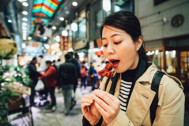 Ilustrasi Turis Makan Sambil Berdiri Foto: Shutter Stock