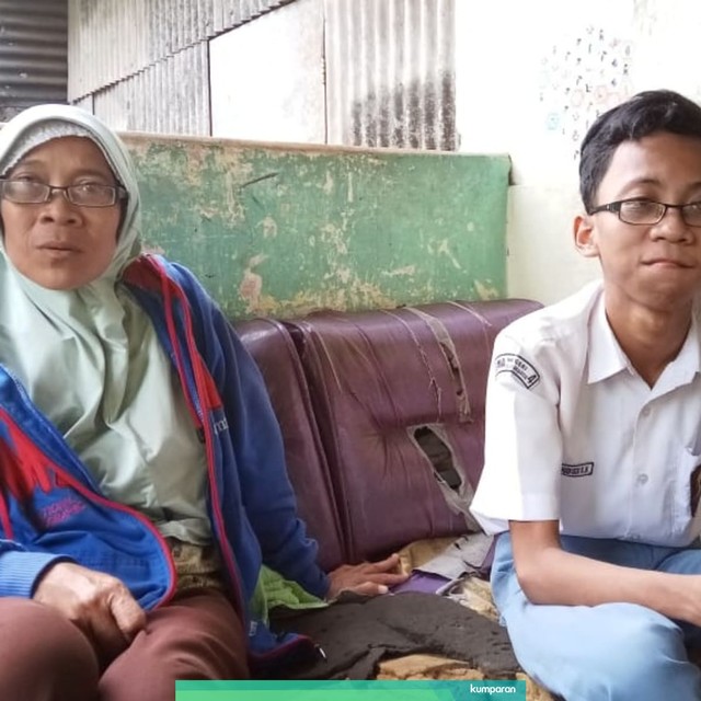 Supadmi dan Ananda Hafidh Rifai Kusnanto, Siswa XII IPA 6 SMAN Surakarta, yang meraih nilai UNBK sempurna. Foto: kumparan