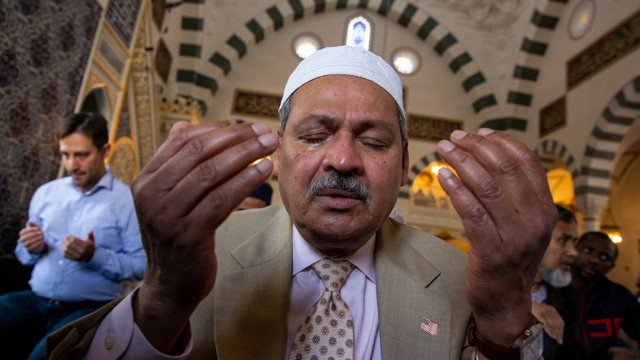 Masyarakat berdoa di Diyanet Center of America in Lanham, Maryland, Amerika Serikat. Foto: REUTERS/Amr Alfiky