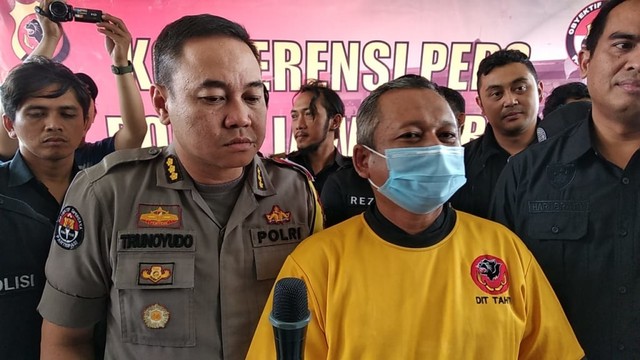 Iwan Adi Sucipto (pakai baju tahanan), warga Kabupaten Cirebon, ditangkap polisi terkait video  diduga berisi hasutan, adu domba, hoaks dan ujaran kebencian. (Ananda Gabriel)