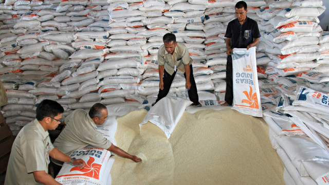 Kepala Perum Bulog Sub Drive Meulaboh Hafizhsyah melihat proses pengemasan beras untuk Rakyat Sejahtera (Rastra). Foto: Antara/Syifa Yulinnas