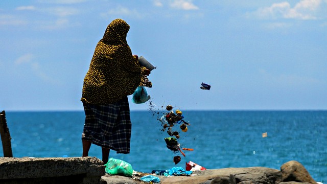 Warga membuang sampah rumah tangga ke laut di pesisir pantai Kampung Jawa, Lhokseumawe, Aceh. Foto: Antara/Rahmad