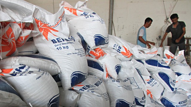Sejumlah pekerja melakukan pengemasan beras untuk Rakyat Sejahtera (Rastra). Foto: Antara/Syifa Yulinnas
