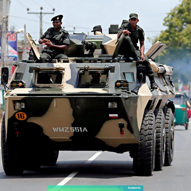 Sejumlah tentara Sri Lanka berpatroli di jalan Hettipola. Foto: Reuters/Dinuka Liyanawatte