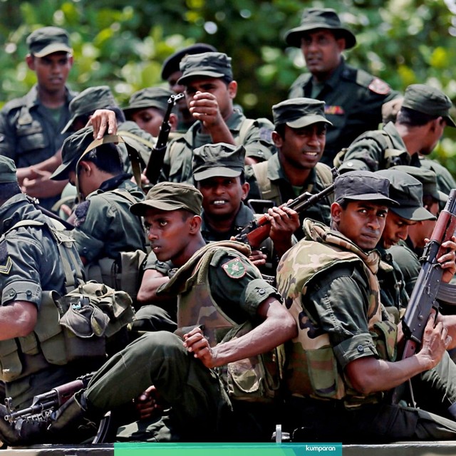 Sejumlah tentara Sri Lanka saat melakukan patroli di jalan Hettipola. Foto: Reuters/Dinuka Liyanawatte