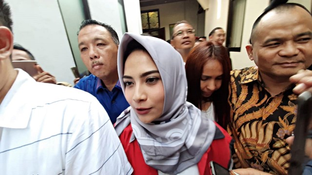 Terdakwa kasus prostitusi online, Vanessa Angel mengenakan kerudung berwarna abu-abu di PN Surabaya. Foto: Yuana Fatwalloh/kumparan