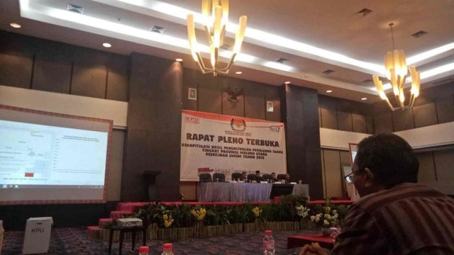 Rapat pleno terbuka rekapitulasi hasil penghitungan perolehan suara tingkat Provinsi Maluku Utara pemilihan umum tahun 2019 di Ternate. Foto: Rajif Duchlun/cermat