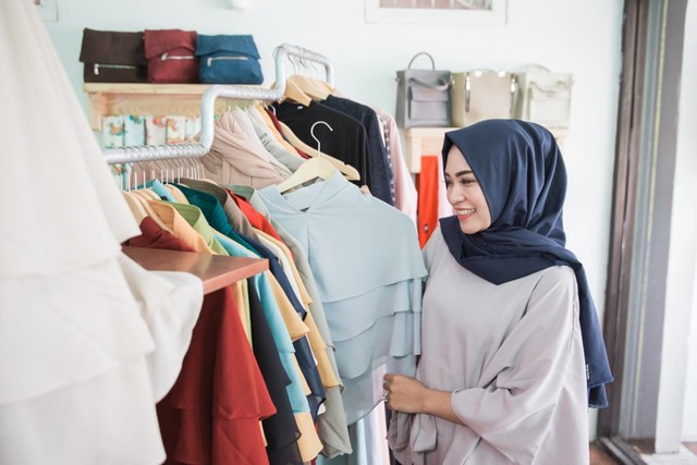com-Berbelanja keperluan Lebaran