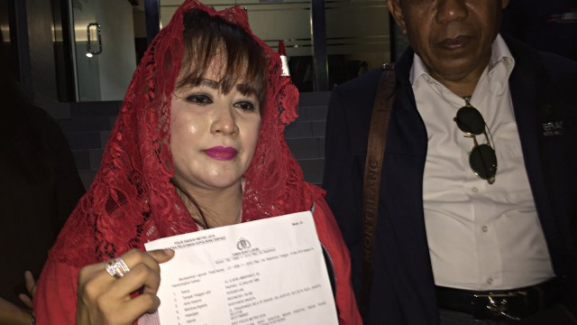 Caleg PDIP Dewi Tanjung menunjukkan surat tanda bukti usai melaporkan ke Polda Metro Jaya. Foto: Fachrul Irwinsyah/kumparan