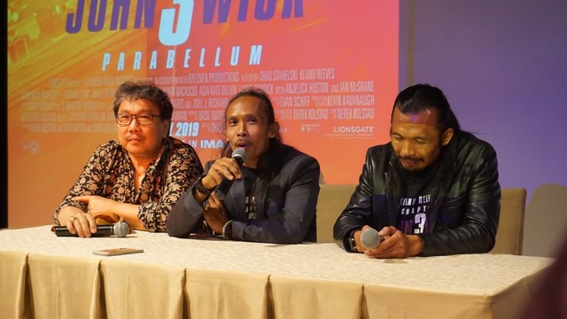 Yayan Ruhian (tengah) dan Cecep Arif Rahman (kanan) pada Press Conference yang diadakan Selasa (14/5 ), di Plaza Indonesia, XXI (Foto: Andri/PSR)